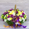 Корзина «Праздничный микс» из 15 кустовых хризантем (жёлтые, белые, фиолетовые)