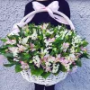 Корзина «Молочный апрель» с альстромерией и статицей