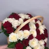 Корзина «Алый и снежный» из 51 красно-белой розы (местная, 40 см)