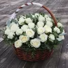 Корзина «Молочный сад» из 45 белых роз с эвкалиптом и писташем