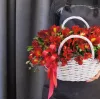 Корзина «Алый огонь» из 17 красных альстромерий