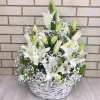 Корзина «Белый полог» с лилиями, гипсофилой и кустовой хризантемой