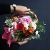 Корзина «Цветной этюд» с розами, хризантемами и альстромерией