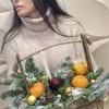 Новогодняя композиция «Янтарный декабрь» с елью, мандаринами и новогодними игрушками