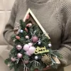 Новогодняя композиция «Розовое Рождество» с елью, шишками и новогодними игрушками