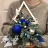 Новогодняя композиция «Синяя ночь елочки» с елью, шишками и игрушками