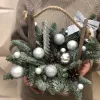 Композиция «Серебряный лес» с елью, шишками и новогодними игрушками