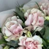 Букет «Пудровый шёлест» с французскими розами и эустомой