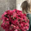 Букет из 15 кустовых роз «Малиновый купол кустовых»