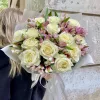 Букет «Кремовый лепесток» с белыми розами и альстромерией
