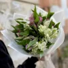 Букет «Белый и лиловый этюд» из 11 альстромерий (белые и лиловые)