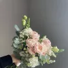 Букет невесты «Шёлковый обряд» с кустовой розой, диантусом и эустомой