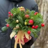 Композиция «Алый декабрь» с сосной, новогодними шарами и декоративными ягодами