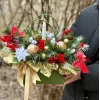Композиция «Рождественский очаг» с хвоей, свечой и праздничным декором
