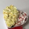 Композиция «Белое Valentine» с розами и Raffaello