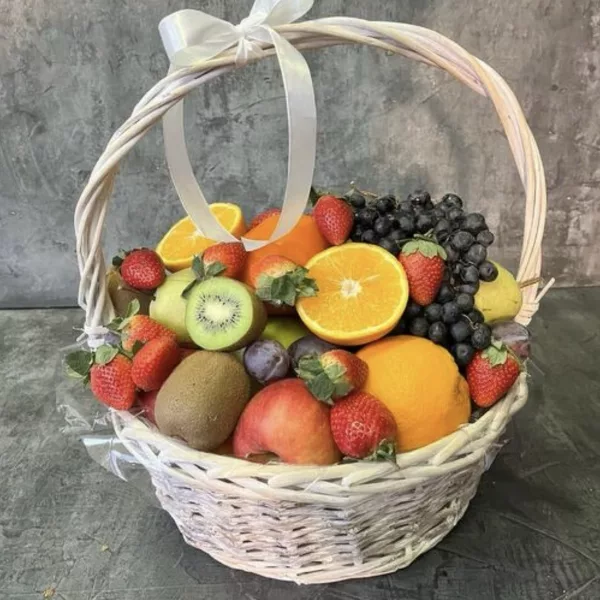 Плетёная белая корзина с апельсинами, клубникой, киви, виноградом и яблоками, атласный бант
