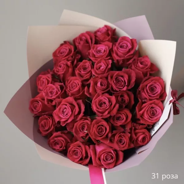 Монобукет из 31 малиновой розы в светло-розовой упаковке с атласной лентой