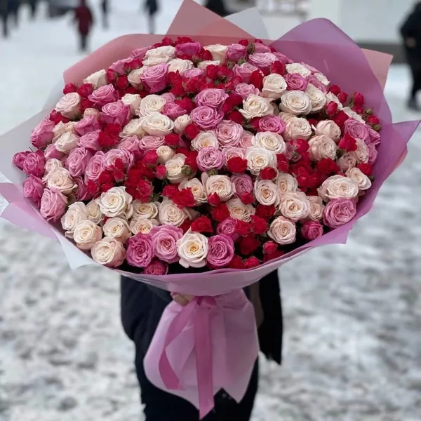 Букет из 101 пионовидной розы микс — кремовые, розовые и малиновые, в розовой упаковке