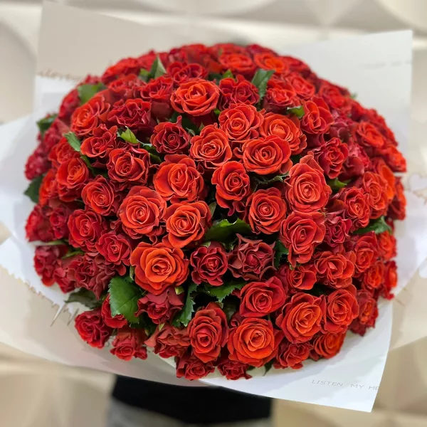 Монобукет из 101 красной розы куполом в белой упаковке