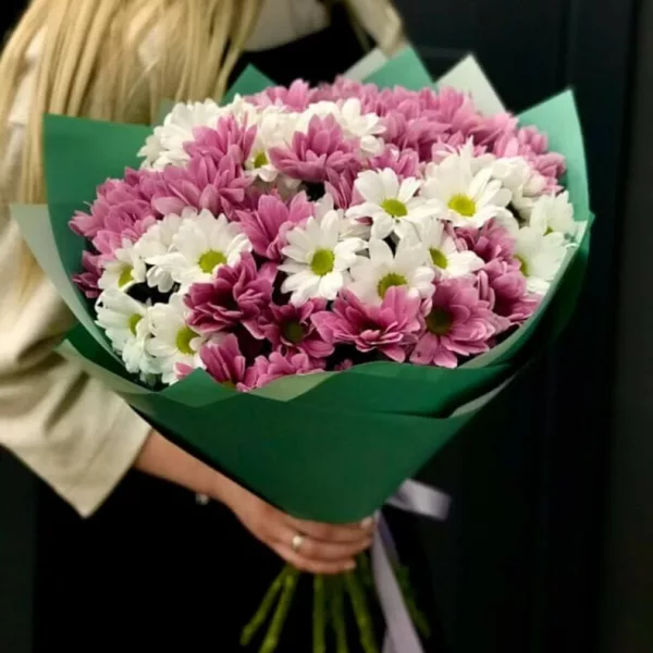 Букет из розовых и белых кустовых хризантем в зелёной упаковке, вид спереди