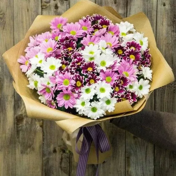 Букет из 15 кустовых хризантем микс — розовые, белые и фиолетово-белые соцветия в крафтовой упаковке