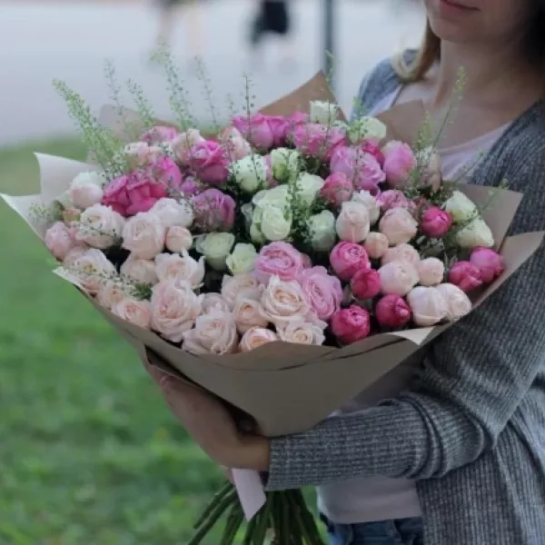 Пышный букет из кремовых, розовых и малиновых кустовых роз с тласпи в крафтовой упаковке