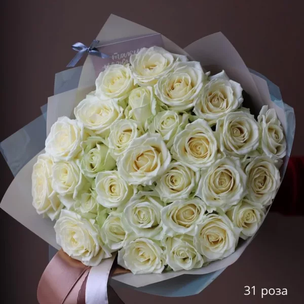 Монобукет из 31 белой розы в светло-серой дизайнерской упаковке с атласной лентой