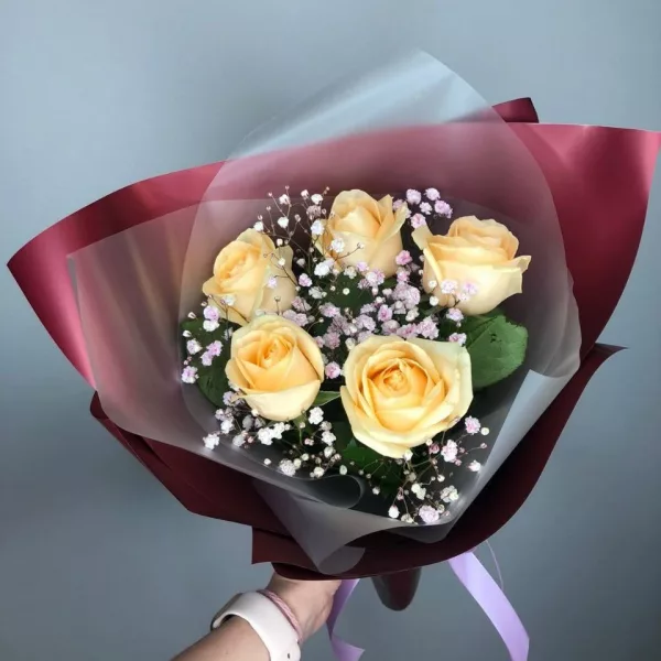 Монобукет из 5 кремово-персиковых роз с розовой гипсофилой в бордово-серой упаковке