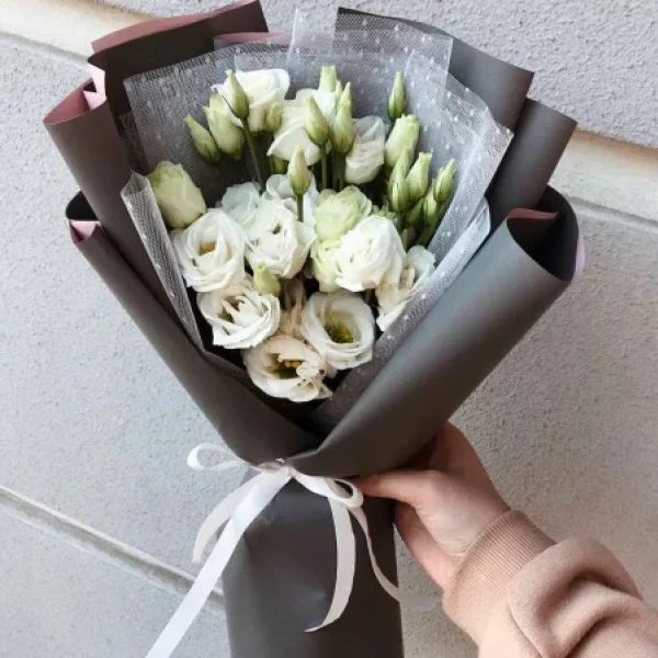Букет из 5 белых эустом с зелёными бутонами в тёмной матовой упаковке с атласной лентой