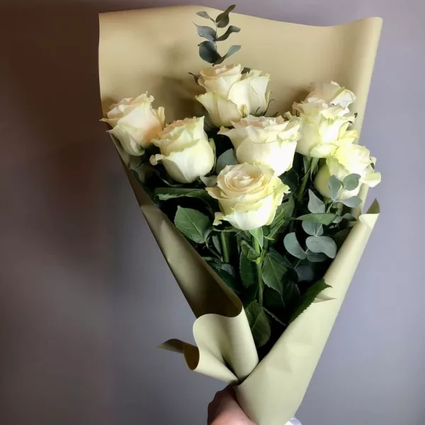 Букет из 9 белых роз 80 см с эвкалиптом в светло-оливковой матовой упаковке