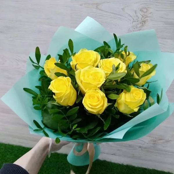 Монобукет из 9 жёлтых роз с зелёным писташем в мятной упаковке