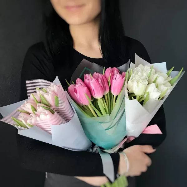 Монобукет из 9 розовых и белых тюльпанов в светлой дизайнерской упаковке с атласной лентой