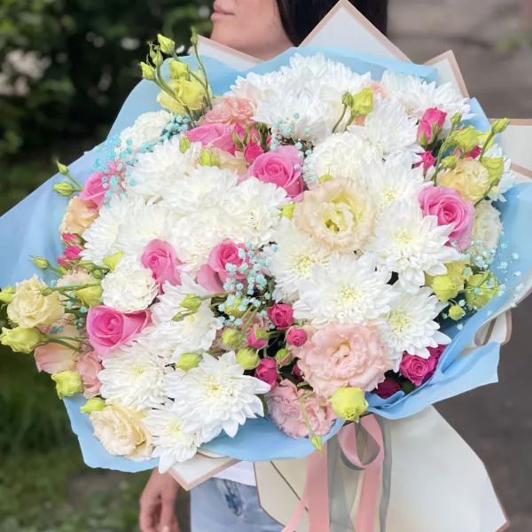 Пышный букет с белыми хризантемами, розовыми розами и эустомой в голубой упаковке