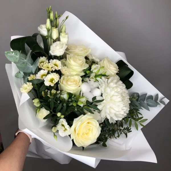 Сборный букет с белыми розами, хризантемой, хлопком и зеленью в белой упаковке