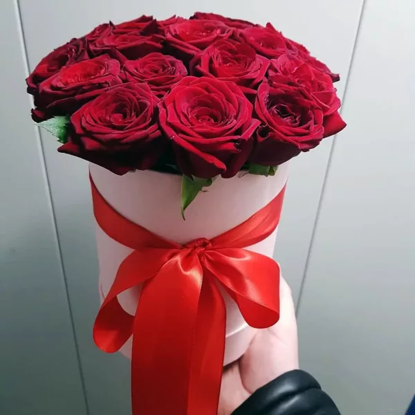 Коробка «Алый омут роз» из 15 красных роз (местная, 40 см)