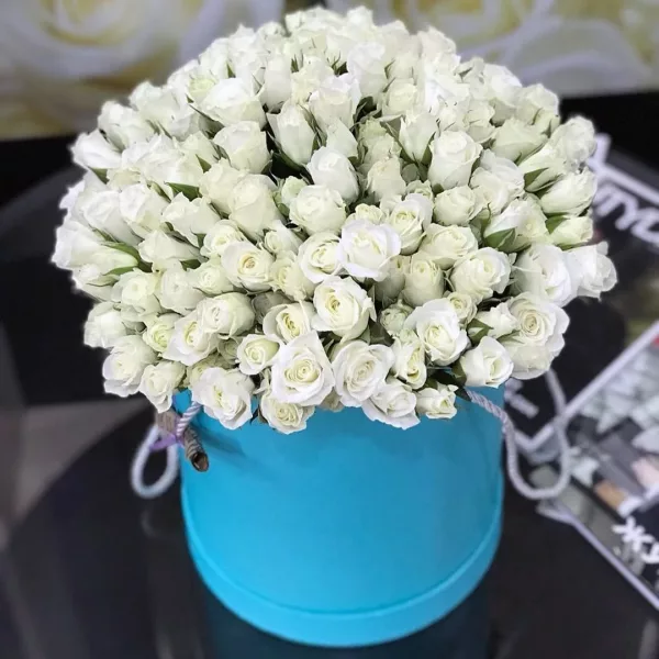 Коробка из 21 белой кустовой розы куполом в голубой шляпной коробке