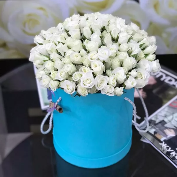 Коробка «Белый купол» из 21 белой кустовой розы (50 см)