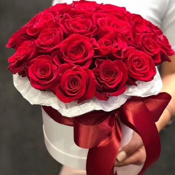 Коробка из 21 красной розы в белой шляпной коробке с бордовой атласной лентой