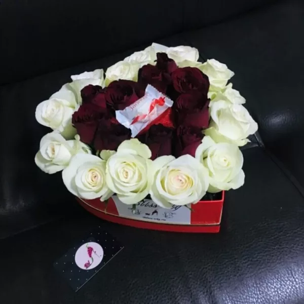 Коробка-сердце с красными и белыми розами и конфетами в красно-белой упаковке