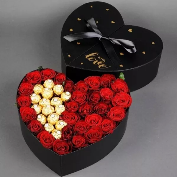 Коробка-сердце с 31 красной розой и конфетами Ferrero Rocher, чёрная упаковка с атласной лентой