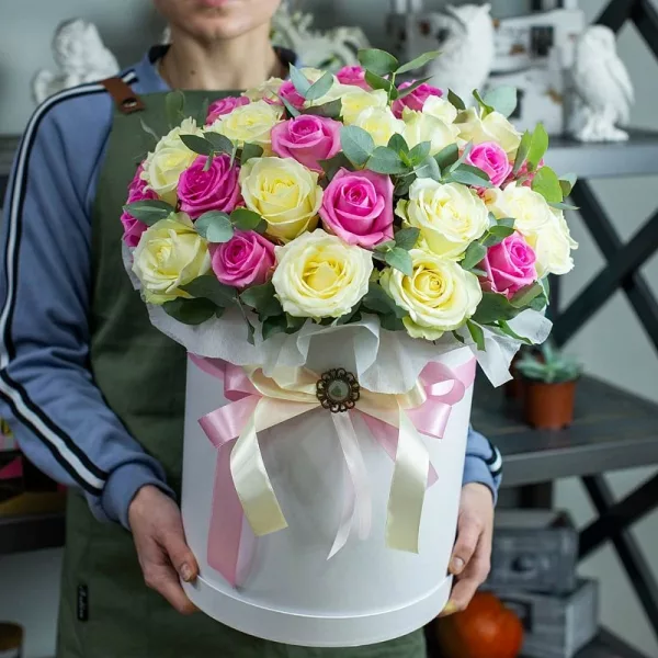 Шляпная коробка с белыми и розовыми розами и эвкалиптом, белая коробка с розовой лентой