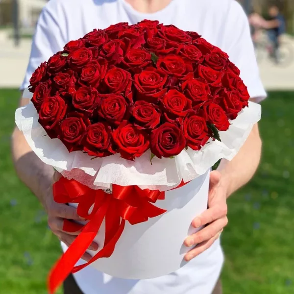 Коробка из 55 красных роз куполом в белой шляпной коробке с алой лентой
