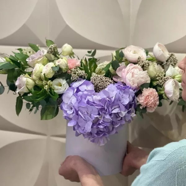 Шляпная коробка с лавандовой гортензией, розовыми ранункулюсами и белыми розами