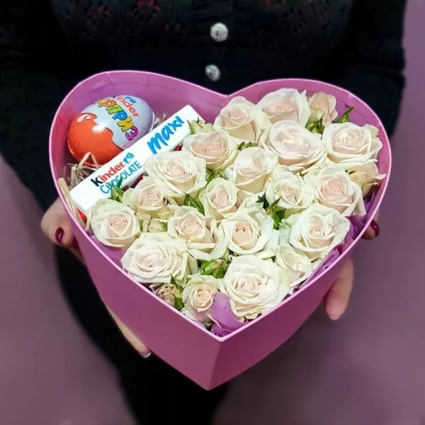 Коробка-сердце розовая с кремовыми кустовыми розами и Kinder Сюрприз, вид сверху