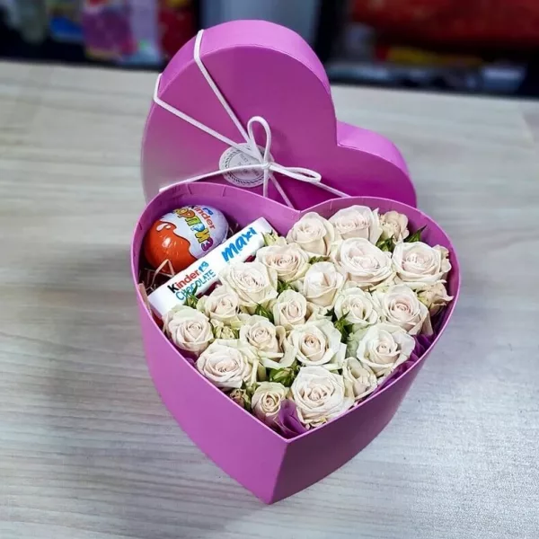 Коробка «Сладкое сердечко» с кустовыми розами и Kinder