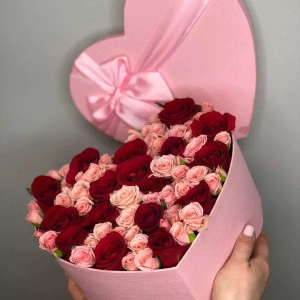 Коробка «Бархатное признание» с красными и розовыми розами