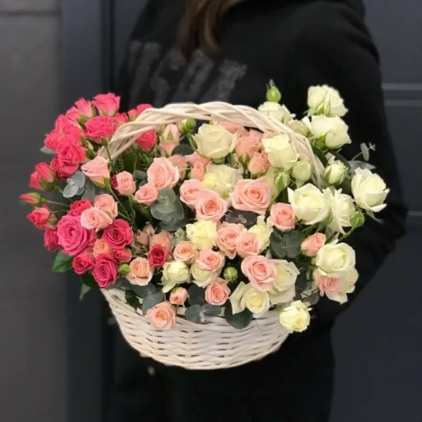 Корзина из кустовых роз микс — белые, розовые и малиновые бутоны в плетёной белой корзине