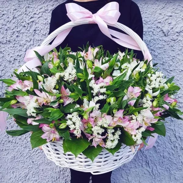 Корзина «Молочный апрель» с альстромерией и статицей
