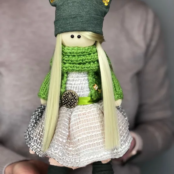 Текстильная кукла-тильда в зелёной шапочке со стразами, вязаном шарфе и твидовом сарафане