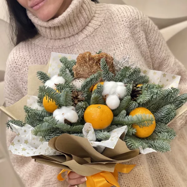 Новогодний букет с елью нобилис, мандаринами, хлопком и шишками в крафт-упаковке